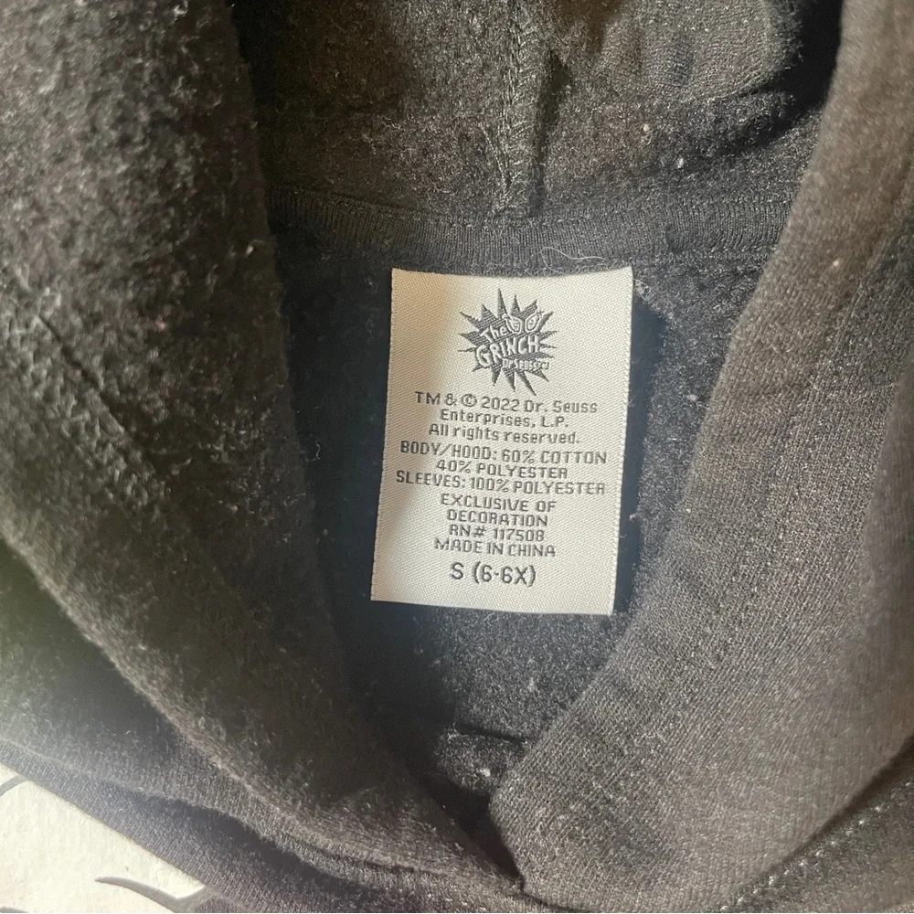 The Grinch And Max Merry Christmas - Kids Size 6/6X Hoodie Pompom Sweatshirt - Picture 4 of 5